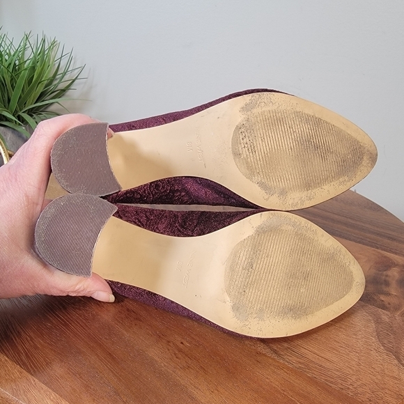 Nine West Jayvee Burgundy Velvet Floral Embossed Block Heels Size 8 - Picture 13 of 17